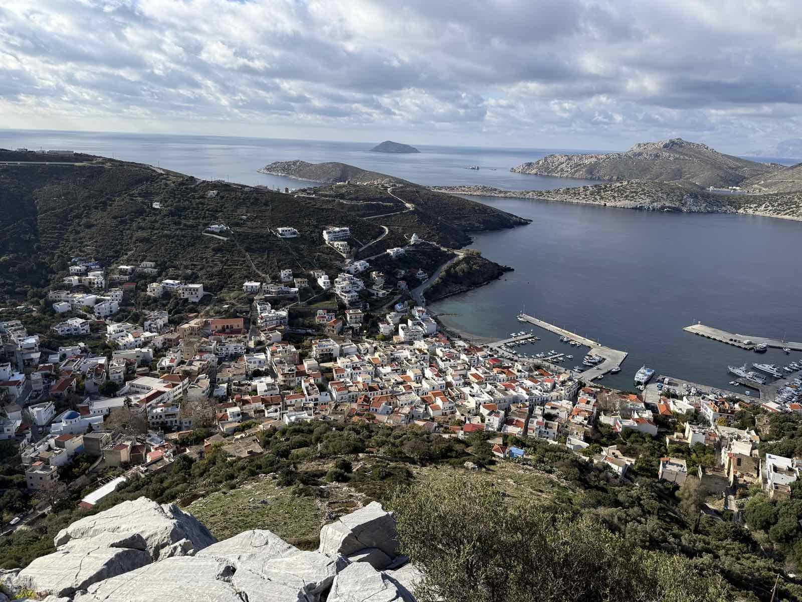 Το βιβλίο Ο Ήρωας της Θύμαινας μπροστά στη θάλασσα των Φούρνων