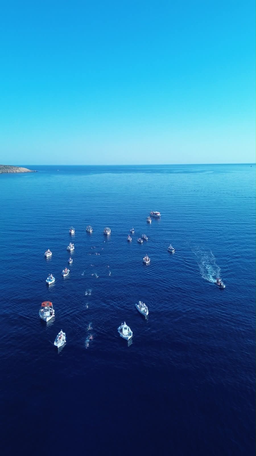 Κάτοικοι της Θύμαινας και παιδιά στο μικρό λιμάνι του νησιού