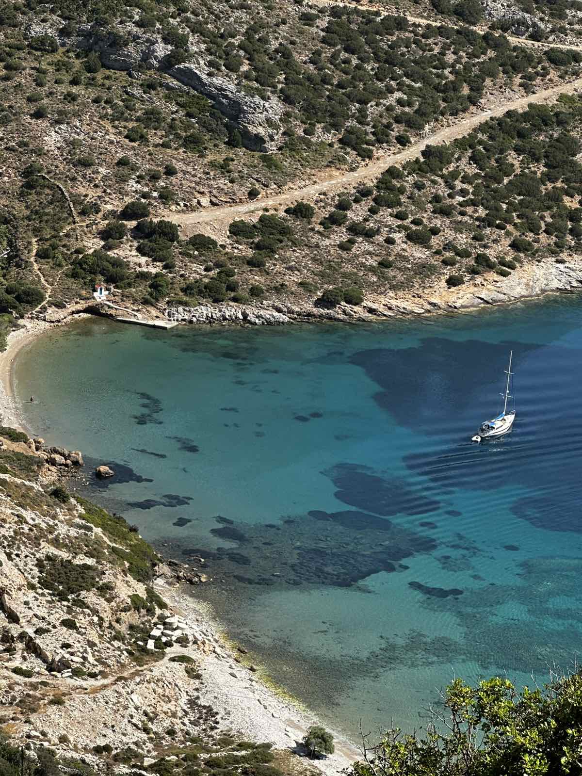 Παιδιά που παίζουν ξυπόλυτα σε σοκάκι των Φούρνων Κορσεών