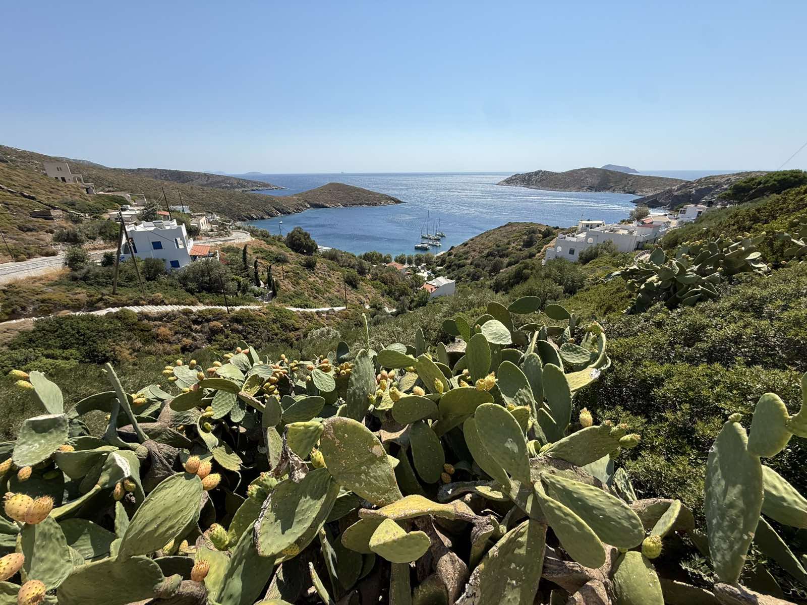 Άφιξη καϊκιού στο λιμάνι των Φούρνων Κορσεών την ώρα του δειλινού